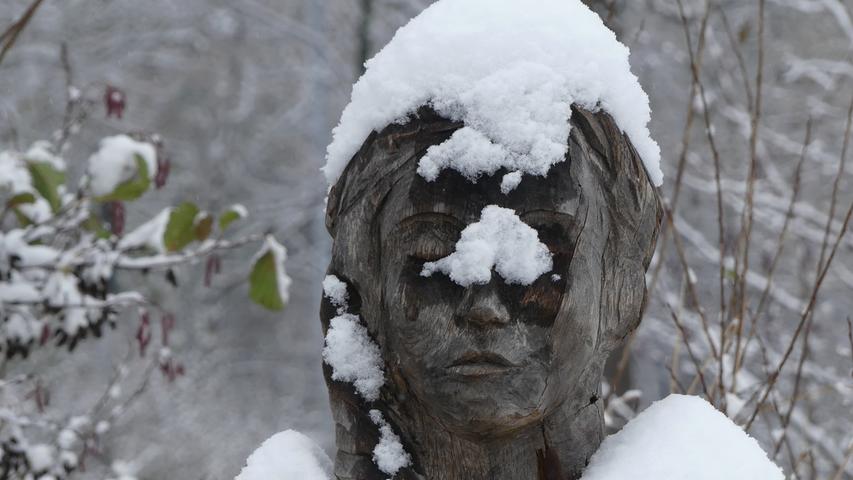 Das ist ins Auge gegangen: Eine Skulptur verliert im Neuschnee den Durchblick.