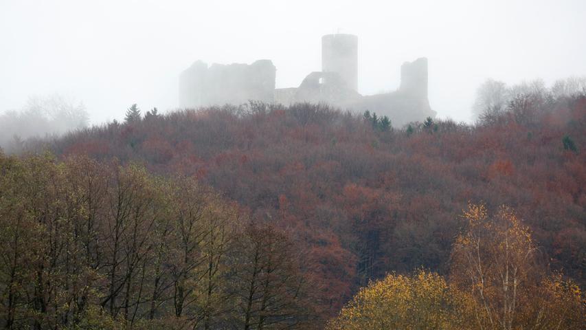 Direkt an der Burgruine Wolfstein, die selbst bei Nebel ein Hingucker ist, gelingt der Einstieg in die touristisch viel beworbene Zeugenberg-Runde. Nun haben die Einheimischen das Panorama auf dem Kurs, der für mehrere Etappen ausreicht, ganz für sich. 