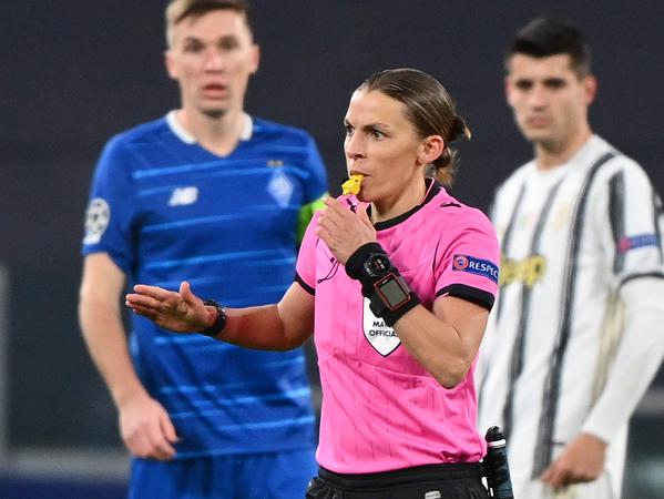 Die französische Schiedsrichterin Stéphanie Frappart leitete am Mittwochabend als erste Schiedsrichterin in der Champions League die Partie zwischen Juventus Turin und Dynamo Kiew.