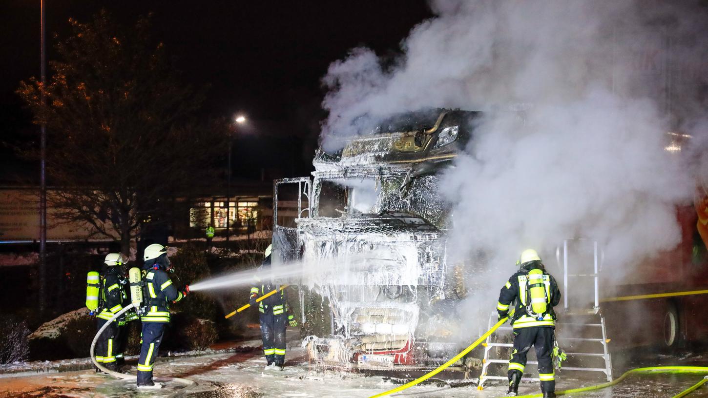 Heßdorf: Fahrerhaus eines Lkw völlig ausgebrannt
