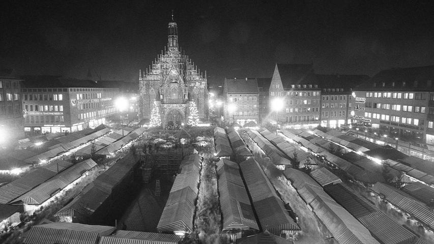 Mit traditionellem Zeremoniell wurde gestern abend der Nürnberger Christkindlesmarkt eröffnet. Hier geht es zum Kalenderblatt vom 6. Dezember 1970: Christkindlesmarkt feierlich eröffnet.