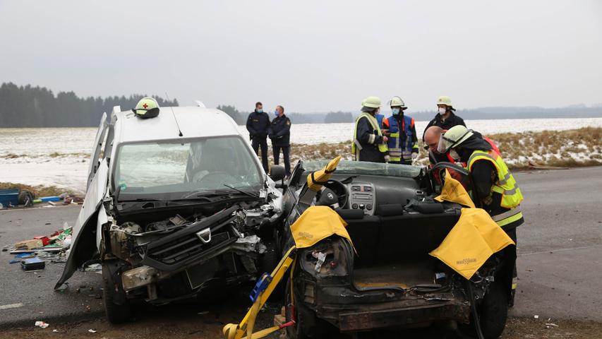 Transporter prallt gegen Kleinwagen: Zwei Schwerverletzte bei Unfall auf B15