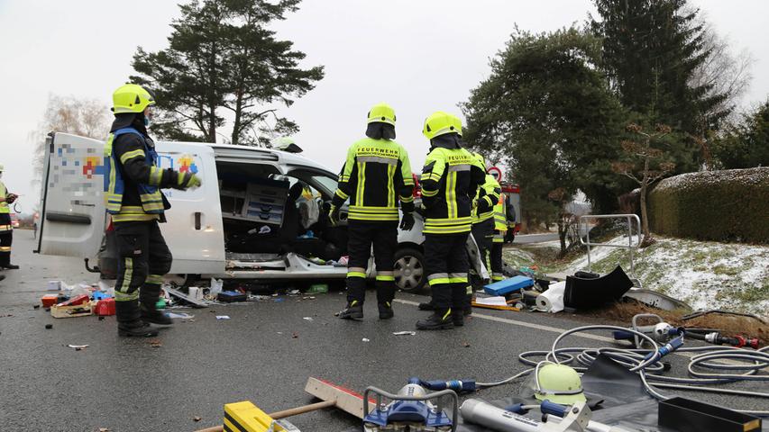 Transporter prallt gegen Kleinwagen: Zwei Schwerverletzte bei Unfall auf B15