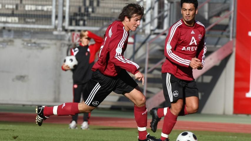 Als einer der vielen Grenzgänger, die sowohl das Trikot des FCN als auch das der Spielvereinigung trugen, kam Manuel Stiefler von der Kleeblatt-Jugend über die SpVgg Bayreuth nach Nürnberg. Im Januar 2010 wurde er aus der 2. Mannschaft zu den Profis hochgezogen, spielte dort aber keine sonderlich große Rolle und verabschiedete sich noch im Sommer desselben Jahres nach Saarbrücken. Zum etablierten Zweitliga-Spieler schaffte es der gebürtige Oberfranke später in Sandhausen und Karlsruhe. Als einer der vielen Grenzgänger, die sowohl das Trikot des FCN als auch das der Spielvereinigung trugen, kam Manuel Stiefler von der Kleeblatt-Jugend über die SpVgg Bayreuth nach Nürnberg. Im Januar 2010 wurde er aus der 2. Mannschaft zu den Profis hochgezogen, spielte dort aber keine sonderlich große Rolle und verabschiedete sich noch im Sommer desselben Jahres nach Saarbrücken. Zum etablierten Zweitliga-Spieler schaffte es der gebürtige Oberfranke später in Sandhausen und Karlsruhe.