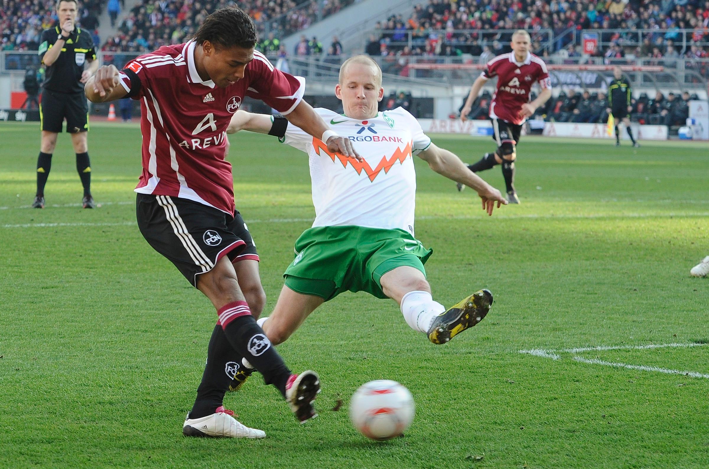 Auch Rubin Okotie, der mit reichlich Vorschusslorbeeren aus Wien nach Nürnberg kam, konnte sich beim FCN nicht durchsetzen. Bei den Profis brachte es der feine Techniker mit dem glanzvollen Vornamen nur auf 127 Minuten in der Bundesliga und im DFB-Pokal, konnte in dieser Zeit aber immerhin ein Tor vorbereiten. Seine fußballerische Wanderschaft sollte den österreichischen Nationalstürmer später zu 1860 aber auch nach China führen. Auch Rubin Okotie, der mit reichlich Vorschusslorbeeren aus Wien nach Nürnberg kam, konnte sich beim FCN nicht durchsetzen. Bei den Profis brachte es der feine Techniker mit dem glanzvollen Vornamen nur auf 127 Minuten in der Bundesliga und im DFB-Pokal, konnte in dieser Zeit aber immerhin ein Tor vorbereiten. Seine fußballerische Wanderschaft sollte den österreichischen Nationalstürmer später zu 1860 aber auch nach China führen.