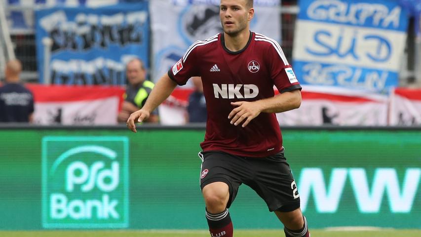 Auf zumindest ein bisschen mehr Spielzeit brachte es Berkay Dabanli in seinen eineinhalb Jahren beim Club. Trainer Michael Wiesinger war nach seinen ersten Monaten in Nürnberg doch auch sehr zufrieden mit ihm: "Berkay ist sehr aggressiv, er gewinnt viele Eins-gegen-Eins-Duelle, er hat eine gute Grundschnelligkeit." Insgesamt musste Dabanli meist von der Bank aus zusehen und bekam nur selten die Chance auf einen Einsatz, vor allem in seiner zweiten Saison in Nürnberg wurde immer seltener auf ihn gezählt. Zwar entwickelte sich der robuste und energische Zweikämpfer zu einer echten Alternative zu den beiden Stammverteidigern Emanuel Pogatetz und Per Nilsson - aber eben auch zu nicht mehr. Auf zumindest ein bisschen mehr Spielzeit brachte es Berkay Dabanli in seinen eineinhalb Jahren beim Club. Trainer Michael Wiesinger war nach seinen ersten Monaten in Nürnberg doch auch sehr zufrieden mit ihm: "Berkay ist sehr aggressiv, er gewinnt viele Eins-gegen-Eins-Duelle, er hat eine gute Grundschnelligkeit." Insgesamt musste Dabanli meist von der Bank aus zusehen und bekam nur selten die Chance auf einen Einsatz, vor allem in seiner zweiten Saison in Nürnberg wurde immer seltener auf ihn gezählt. Zwar entwickelte sich der robuste und energische Zweikämpfer zu einer echten Alternative zu den beiden Stammverteidigern Emanuel Pogatetz und Per Nilsson - aber eben auch zu nicht mehr.