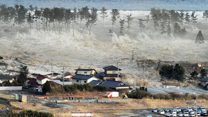 Zwischen zehn und mehr als 30 Metern war die Flutwelle hoch, die rund eine halbe Stunde nach dem Beben Japans Küsten erreichte.