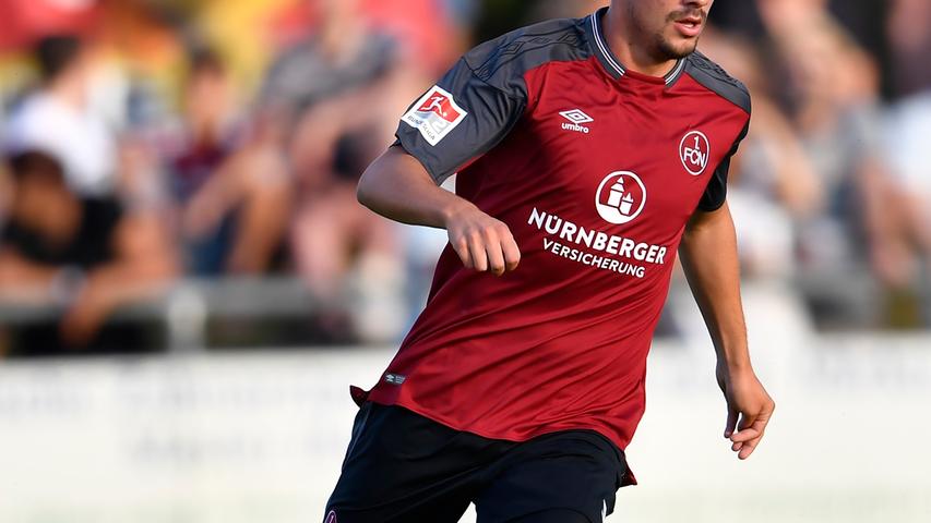 Philipp Förster war nur kurz in Nürnberg, man könnte sagen auf Stippvisite. Förster schnürte vom 31. Januar 2017 an für gerade einmal ein halbes Jahr seine Fußballschuhe für die FCN, bevor es für ihn ab Mitte August 2017 beim SV Sandhausen weiterging. Der gebürtige Brettener - aktuell Bestandteil der erfolgreichen Stuttgarter Bundesliga-Mannschaft - kam für die Nürnberger Zweitvertretung lediglich auf vier Einsatze in der Regionalliga Bayern, bei den Profis durfte der technisch versierte Förster nicht ran. Philipp Förster war nur kurz in Nürnberg, man könnte sagen auf Stippvisite. Förster schnürte vom 31. Januar 2017 an für gerade einmal ein halbes Jahr seine Fußballschuhe für die FCN, bevor es für ihn ab Mitte August 2017 beim SV Sandhausen weiterging. Der gebürtige Brettener - aktuell Bestandteil der erfolgreichen Stuttgarter Bundesliga-Mannschaft - kam für die Nürnberger Zweitvertretung lediglich auf vier Einsatze in der Regionalliga Bayern, bei den Profis durfte der technisch versierte Förster nicht ran.