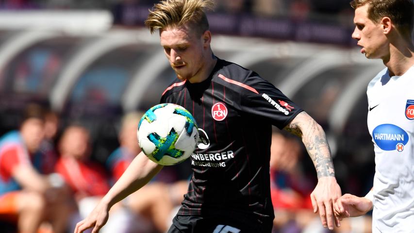 Aus Wolfsburg kam im Winter 2017/18 Marvin Stefaniak zum FCN. Oder besser gesagt ebenfalls nach Valencia, wo er zum dort trainierenden Club-Team stieß. Stefaniak hatte sich in der 2. Liga bei Dynamo Dresden einen Namen gemacht und war danach beim VfL Wolfsburg unter-, aber nie so wirklich zum Zug gekommen. Beim Köllner-Club, der mit dem aus Niedersachsen ausgeliehen Stefaniak an Bord den Aufstieg schaffen sollte, durfte der Sachse mit den feinfühligen Füßen während seines nicht einmal halbjährigen Engagements neunmal ran - und mit einem schönen Kopfballheber gegen Heidenheim seinen Teil zum Aufstieg beisteuern. Aus Wolfsburg kam im Winter 2017/18 Marvin Stefaniak zum FCN. Oder besser gesagt ebenfalls nach Valencia, wo er zum dort trainierenden Club-Team stieß. Stefaniak hatte sich in der 2. Liga bei Dynamo Dresden einen Namen gemacht und war danach beim VfL Wolfsburg unter-, aber nie so wirklich zum Zug gekommen. Beim Köllner-Club, der mit dem aus Niedersachsen ausgeliehen Stefaniak an Bord den Aufstieg schaffen sollte, durfte der Sachse mit den feinfühligen Füßen während seines nicht einmal halbjährigen Engagements neunmal ran - und mit einem schönen Kopfballheber gegen Heidenheim seinen Teil zum Aufstieg beisteuern.