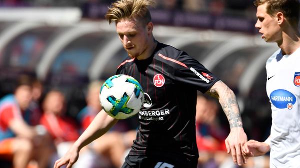 Aus Wolfsburg kam im Winter 2017/18 Marvin Stefaniak zum FCN. Oder besser gesagt ebenfalls nach Valencia, wo er zum dort trainierenden Club-Team stieß. Stefaniak hatte sich in der 2. Liga bei Dynamo Dresden einen Namen gemacht und war danach beim VfL Wolfsburg unter-, aber nie so wirklich zum Zug gekommen. Beim Köllner-Club, der mit dem aus Niedersachsen ausgeliehen Stefaniak an Bord den Aufstieg schaffen sollte, durfte der Sachse mit den feinfühligen Füßen während seines nicht einmal halbjährigen Engagements neunmal ran - und mit einem schönen Kopfballheber gegen Heidenheim seinen Teil zum Aufstieg beisteuern.