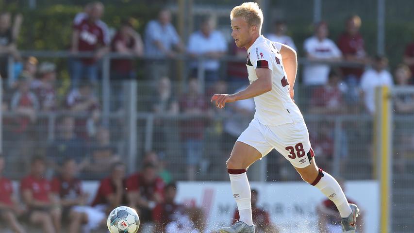 Als gewissermaßen hausinterner Neuzugang gesellte sich bei Nürnbergs Lieblingsclub in dieser Zeit immerhin Simon Rhein dazu. Der ballgewandte Youngster schaffte im Winter 2018 den Sprung von den Amateuren in die erste Mannschaft und wurde fortan immer wieder - wenn auch meist recht spät - eingewechselt. Ein Startelf-Einsatz des bei Bayer Leverkusen ausgebildeten Blondschopfs misslang derweil krachend. In Hannover flog Rhein nach einem rücksichtslosen Einschreiten bereits in der elften Minute vom Platz, was für Nürnbergs dezimierte Abstiegskämpfer wohl auch wesentlich für die nachfolgende Niederlage war. Während es für das Club-Talent beim Altmeister noch nicht nach Wunsch lief, sammelte der zwischenzeitlich nach Würzburg ausgeliehene Rhein bei den Kickers nicht nur Selbstbewusstsein und Spielpraxis, sondern stieg als Führungskraft der Kickers auch in die 2. Bundesliga auf. Seit diesem Sommer ist der junge Rheinländer wieder Teil des Club-Kaders. Als gewissermaßen hausinterner Neuzugang gesellte sich bei Nürnbergs Lieblingsclub in dieser Zeit immerhin Simon Rhein dazu. Der ballgewandte Youngster schaffte im Winter 2018 den Sprung von den Amateuren in die erste Mannschaft und wurde fortan immer wieder - wenn auch meist recht spät - eingewechselt. Ein Startelf-Einsatz des bei Bayer Leverkusen ausgebildeten Blondschopfs misslang derweil krachend. In Hannover flog Rhein nach einem rücksichtslosen Einschreiten bereits in der elften Minute vom Platz, was für Nürnbergs dezimierte Abstiegskämpfer wohl auch wesentlich für die nachfolgende Niederlage war. Während es für das Club-Talent beim Altmeister noch nicht nach Wunsch lief, sammelte der zwischenzeitlich nach Würzburg ausgeliehene Rhein bei den Kickers nicht nur Selbstbewusstsein und Spielpraxis, sondern stieg als Führungskraft der Kickers auch in die 2. Bundesliga auf. Seit diesem Sommer ist der junge Rheinländer wieder Teil des Club-Kaders.