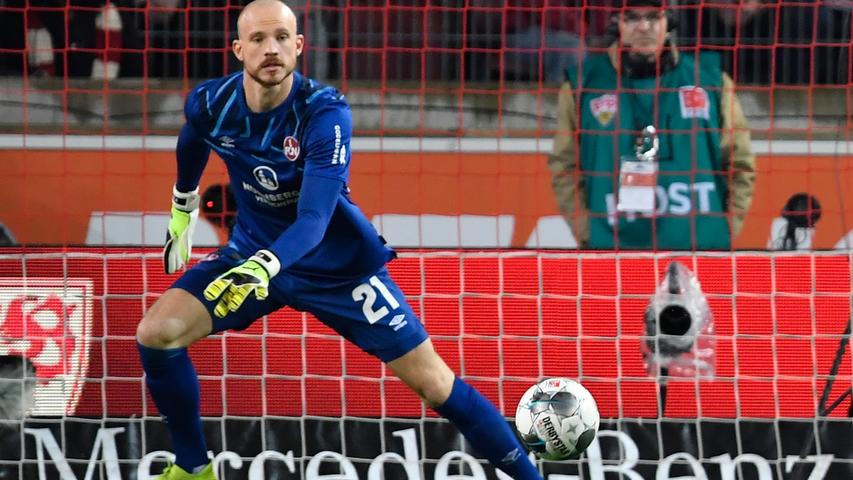 1,29 Gegentore im Schnitt kassierte Felix Dornebusch in seinen sieben Einsätzen für den FCN - der beste Wert aller Club-Torhüter in der vergangenen Saison. Ein weiterführendes Engagement des torwartfluchbedingt verpflichteten Glatzkopfs am Valznerweiher gab es dennoch nicht, der Schlussmann, der nach Selbstauskunft gerne in der Noris geblieben wäre, betätigt sich inzwischen bei Liga-Konkurrent Braunschweig. Nach den verletzungsbedingten Ausfällen von Mathenia, Lukse, Wendlinger sowie vor dem Hintergrund der noch nicht ausreichenden Performance des damals 18-jährigen Torwart-Talents Benedikt Willert hatte man den zuvor vereinslosen Dornebusch Mitte November recht kurzfristig engagiert. Der 1,93-Meter-Mann bestand zum Einstand die Feuertaufe in Fürth. Und machte auch danach einen Eindruck, der den damals noch von Robert Palikuca im sportlichen Bereich verantworteten FCN durchaus dazu hätte bewegen können, den Ruhrpott-Import an Bord zu halten. Zumal Dornebusch sein verlässliches Torwartspiel immer wieder mit Torwart-Schmankerln - in Form einer wichtigen Glanzparade beim Jahresabschluss gegen Dresden oder als Elfmeterkiller beim Neujahrsfest gegen die 2:5-Bayern - garnierte. 1,29 Gegentore im Schnitt kassierte Felix Dornebusch in seinen sieben Einsätzen für den FCN - der beste Wert aller Club-Torhüter in der vergangenen Saison. Ein weiterführendes Engagement des torwartfluchbedingt verpflichteten Glatzkopfs am Valznerweiher gab es dennoch nicht, der Schlussmann, der nach Selbstauskunft gerne in der Noris geblieben wäre, betätigt sich inzwischen bei Liga-Konkurrent Braunschweig. Nach den verletzungsbedingten Ausfällen von Mathenia, Lukse, Wendlinger sowie vor dem Hintergrund der noch nicht ausreichenden Performance des damals 18-jährigen Torwart-Talents Benedikt Willert hatte man den zuvor vereinslosen Dornebusch Mitte November recht kurzfristig engagiert. Der 1,93-Meter-Mann bestand zum Einstand die Feuertaufe in Fürth. Und machte auch danach einen Eindruck, der den damals noch von Robert Palikuca im sportlichen Bereich verantworteten FCN durchaus dazu hätte bewegen können, den Ruhrpott-Import an Bord zu halten. Zumal Dornebusch sein verlässliches Torwartspiel immer wieder mit Torwart-Schmankerln - in Form einer wichtigen Glanzparade beim Jahresabschluss gegen Dresden oder als Elfmeterkiller beim Neujahrsfest gegen die 2:5-Bayern - garnierte.
