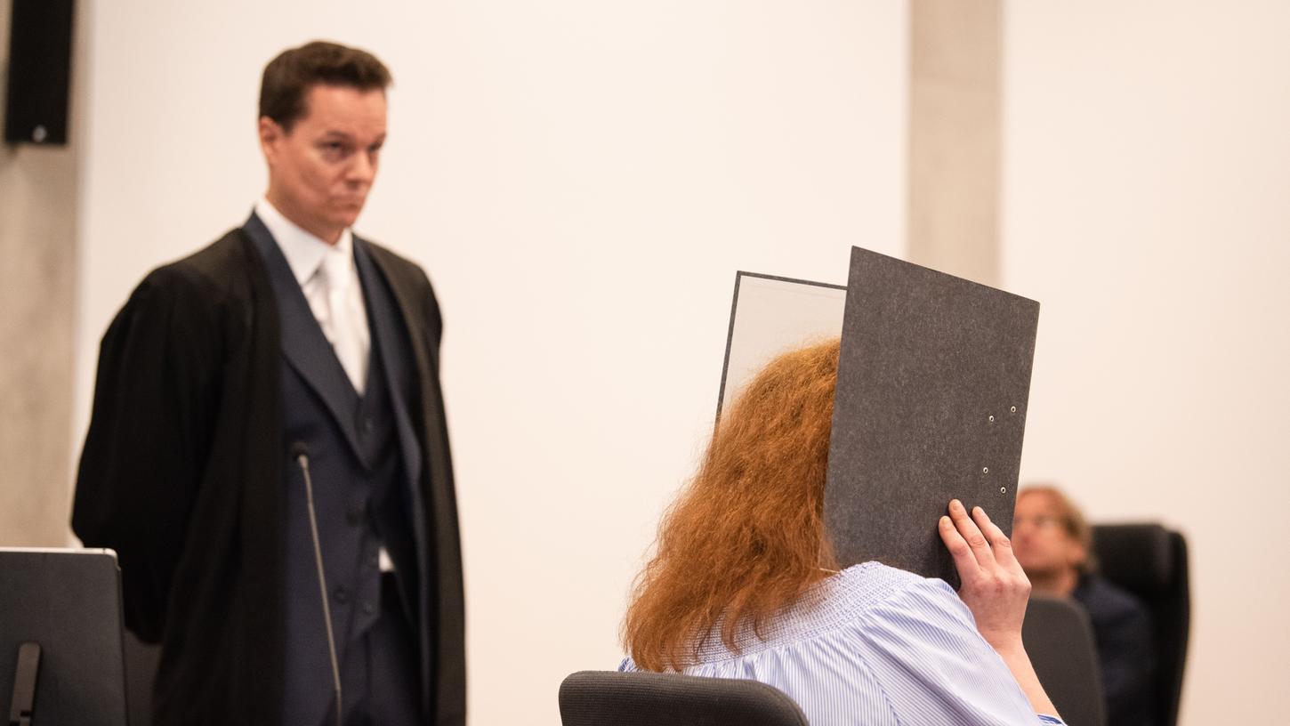 Die Frau, hier mit Verteidiger Malte Magold, hatte ihren Geliebten zum Mord angestiftet.
Die Frau, hier mit Verteidiger Malte Magold, hatte ihren Geliebten zum Mord angestiftet.