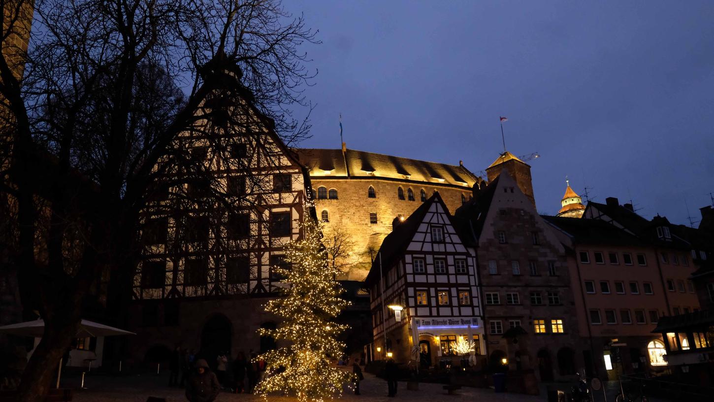 Nürnberg in Vorweihnachtsstimmung auf dem Tiergärtnertorplatz. Auch auf der Kaiserburg soll im Freien erstmals eine Christvesper stattfinden.