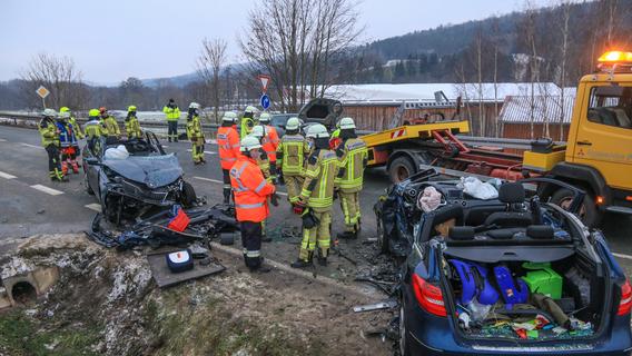 Tödlicher Unfall in Franken: Frau stirbt bei Frontalzusammenstoß Tödlicher Unfall in Franken: Frau stirbt bei Frontalzusammenstoß