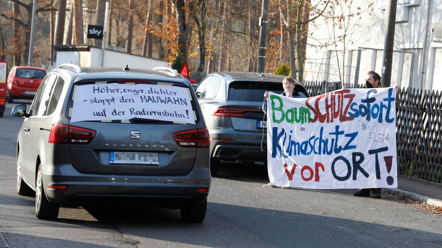 Mit einem Autokorso protestieren mehrere Menschen gegen das Bauvorhaben an der Rennbahn in Reichelsdorf.