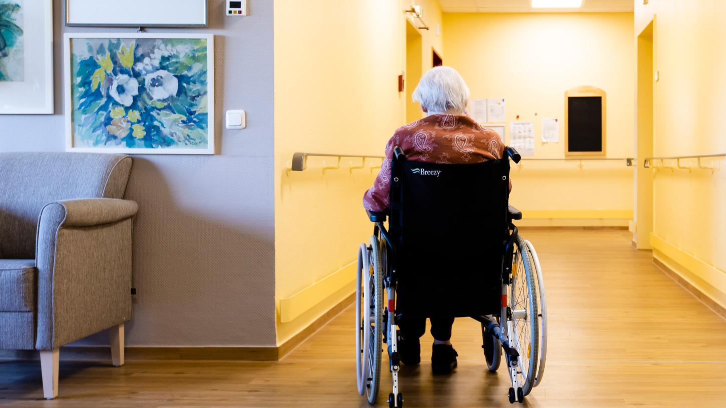 Senioren in Pflegeheimen haben besonders unter den Folgen der Corona-Pandemie zu leiden. Zeitweise gab es einen Aufnahmestopp. 