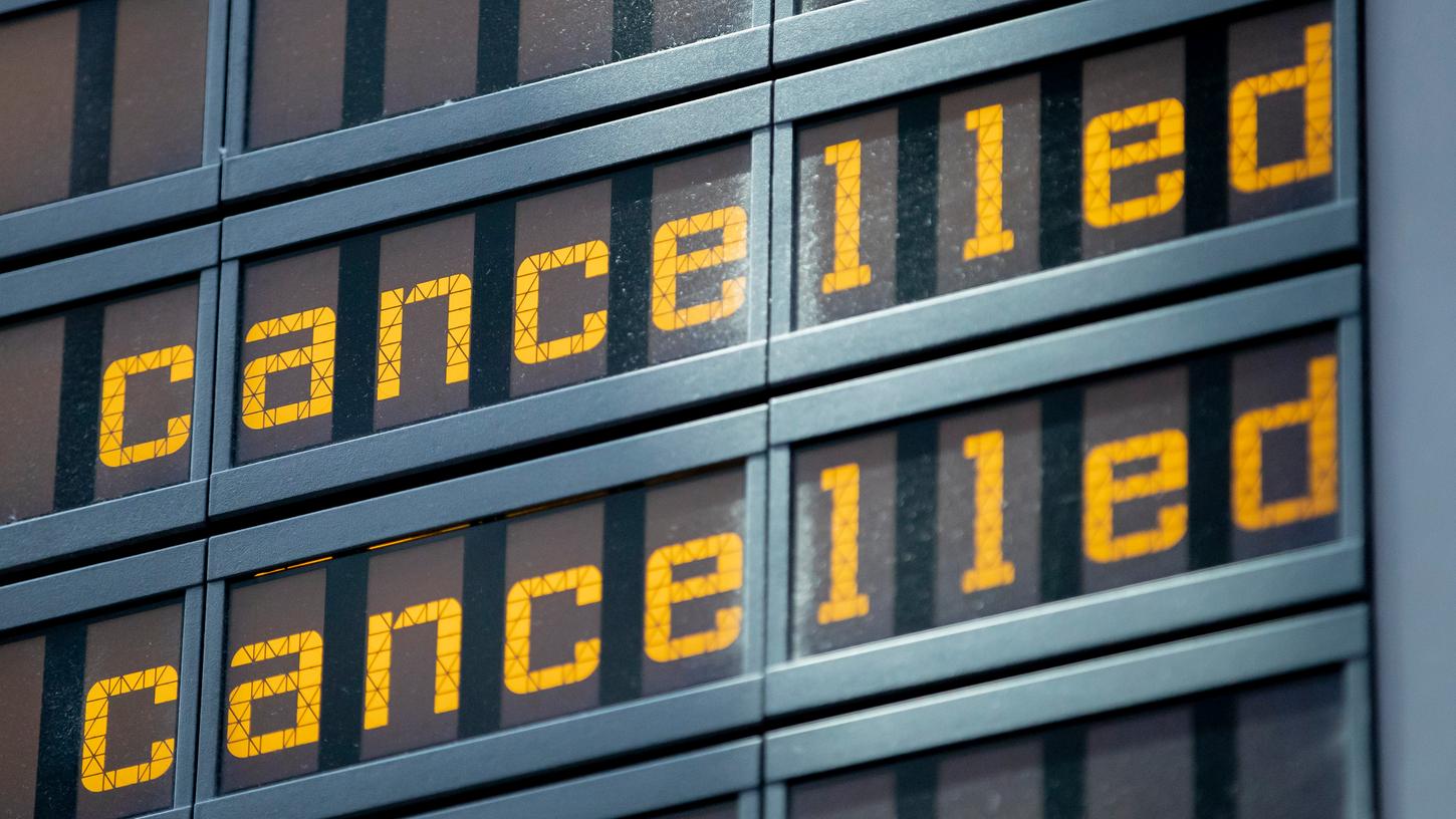"Cancelled" steht für gestrichene Flüge auf einer Anzeigetafel: Weil heuer Corona-bedingt weitaus mehr Flüge und Bahnreisen ausgefallen sind als je zuvor, verzeichnet die Schlichtungsstelle für den Personenverkehr einen Beschwerderekord.
