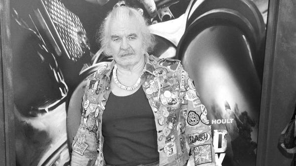 Die Filmwelt trauert um einen ihrer Leinwand-Schurken: Der Schauspieler Hugh Keays-Byrne ist mit 73 Jahren gestorben. Die Rolle als "Mad Max"-Gegenspieler machte den Australier Ende der 70er Jahre weltweit bekannt.