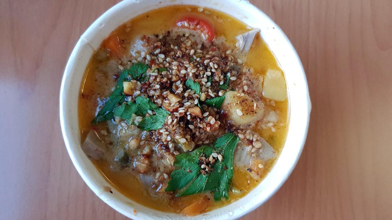 Das ist Opór, klassisch indonesisch mit Jackfruit und Kartoffeln sowie Zitronengras. Das ist Opór, klassisch indonesisch mit Jackfruit und Kartoffeln sowie Zitronengras.