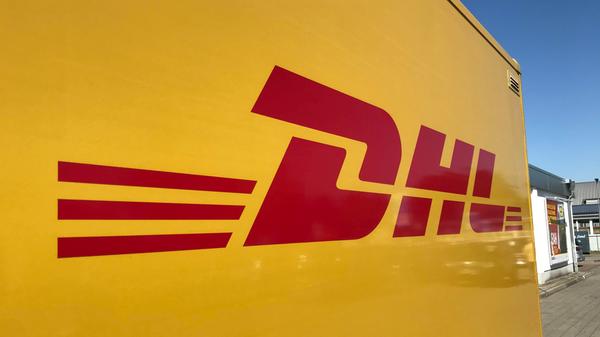 Logo von DHL an einer Packstation 06.08.2020 *** DHL logo on a Packstation 06 08 2020