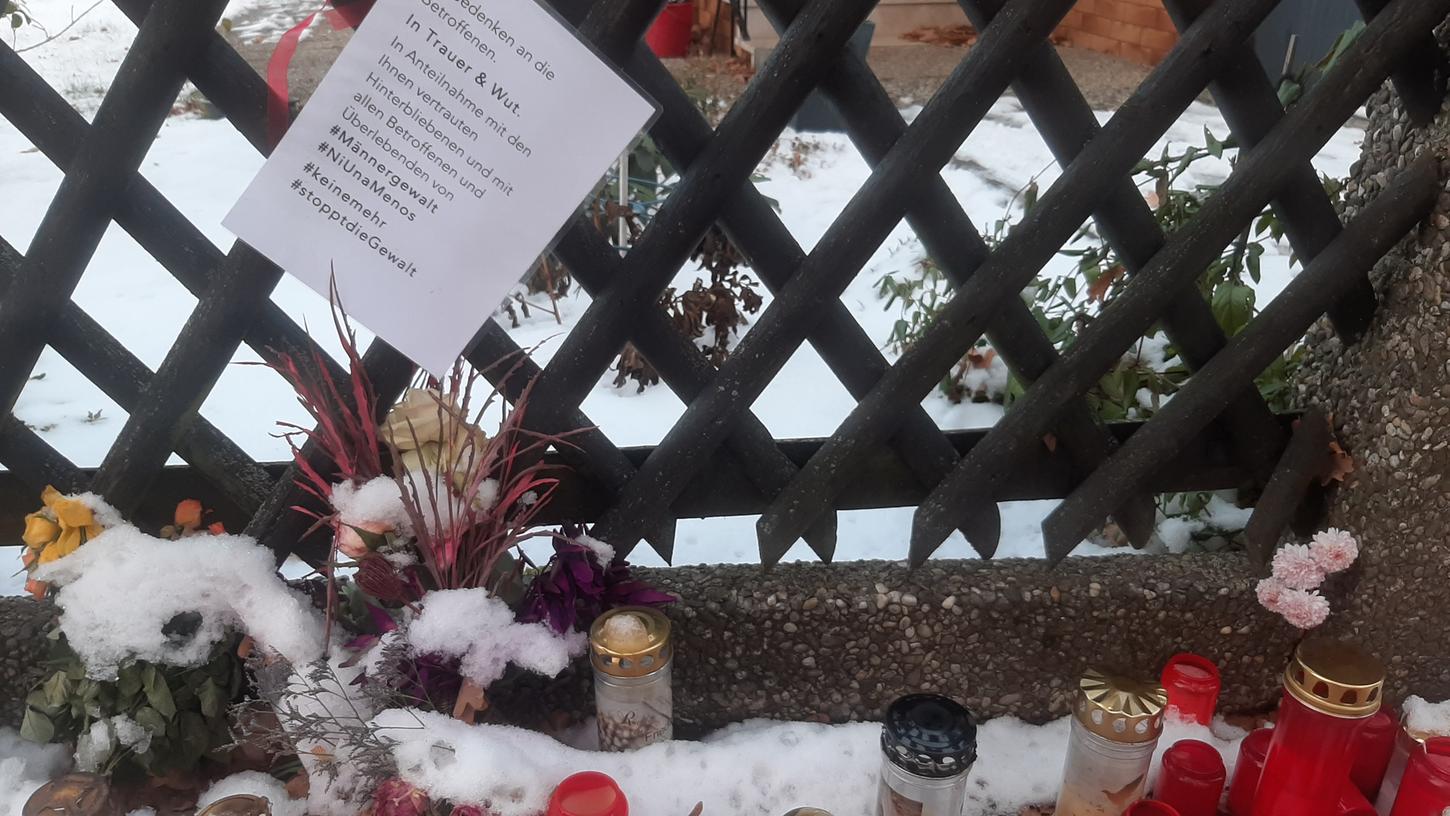 Freunde, Nachbarn und Kollegen haben Kerzen und Blumen am Gartenzaun des Wohnhauses der getöteten Frau abgelehnt. Auf einem Zettel haben sie ihre Trauer und ihre Wut zum Ausdruck gebracht.