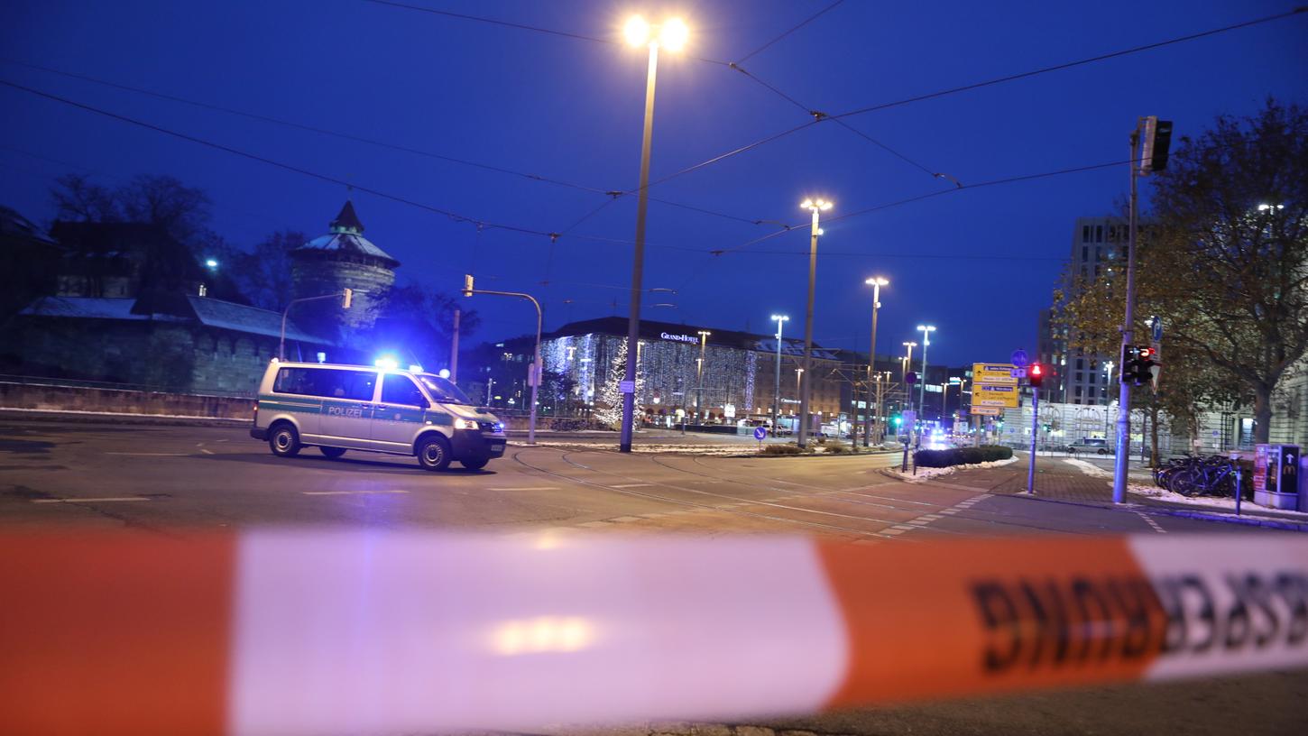 Der Bahnhofsvorplatz wurde von der Polizei genauso abgesperrt wie Teile der Bahnhofs- und Königstraße.
Der Bahnhofsvorplatz wurde von der Polizei genauso abgesperrt wie Teile der Bahnhofs- und Königstraße.