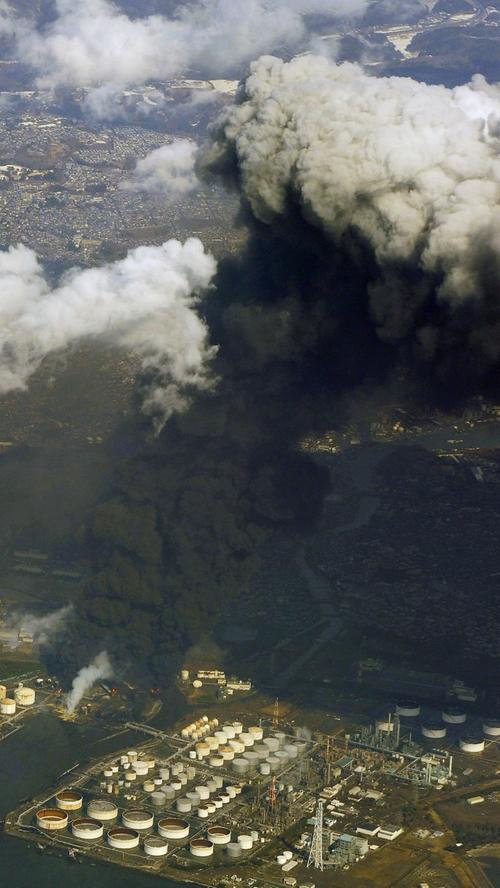 Was dem Beben und der Flutwelle trotzen konnte, ging vielerorts in Flammen auf. Vor allem Industrieanlagen (das Bild zeigt eine brennende Ölraffinerie) gerieten in Mitleidenschaft.