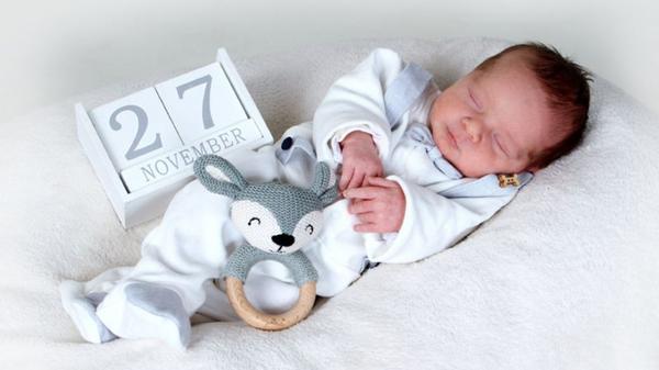 Was für ein Engel! Merlin kam, wie schwer zu übersehen ist, am 27. November im Theresienkrankenhaus auf die Welt. Bei seiner Geburt wog er 2840 Gramm und maß immerin schon 49 Zentimeter.