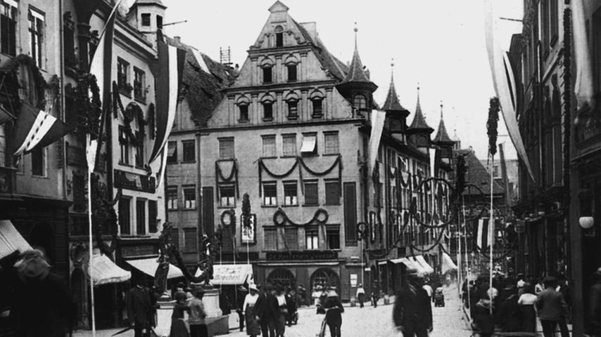 Das Bild zeigt eine Ansicht der Königstraße an der Ecke Kaiserstraße um 1910. 