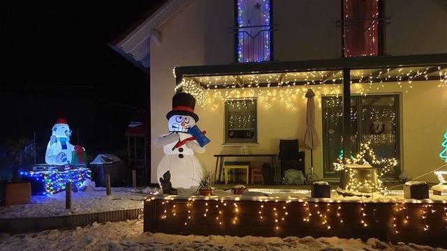 Hell und bunt: So leuchtet ads Weihnachtshaus in Richtheim.