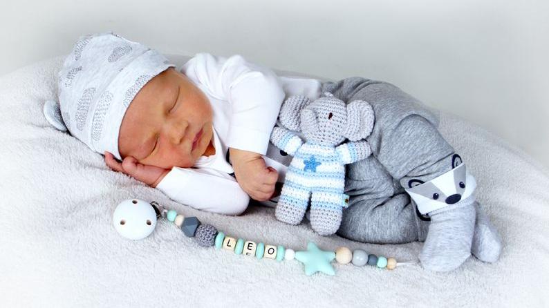Der süße Leo wurde am 27. November im St. Theresien-Krankenhaus geboren. Dabei war er 55 Zentimeter groß und wog genau 3999 Gramm.  
