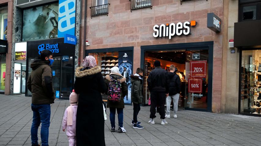 Leer war die Nürnberger Innenstadt am vergangenen Adventssamstag. Dennoch bildeten sich vor manchen Läden Schlangen, weil nur noch wenige Kunden gleichzeitig rein dürfen.