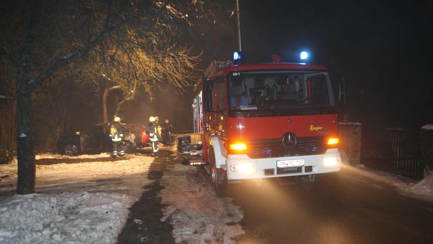 Autobrand bei Ansbach: Feuerwehr findet Brandbeschleuniger und Leberkässemmel