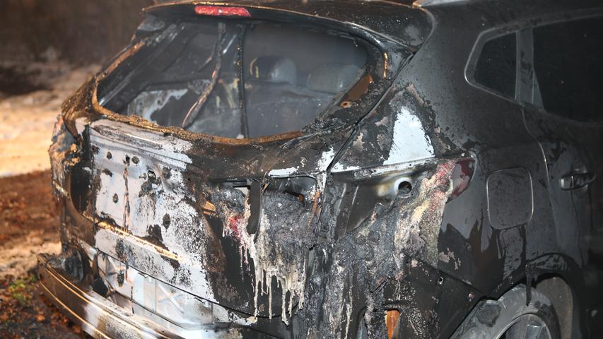 Autobrand bei Ansbach: Feuerwehr findet Brandbeschleuniger und Leberkässemmel