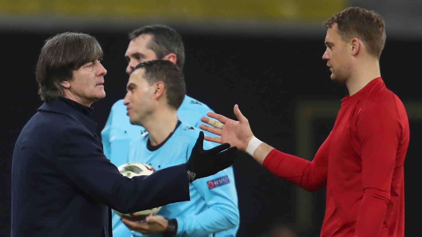 Nationalmannschaftskapitän Manuel Neuer stärkt seinem Trainer den Rücken.