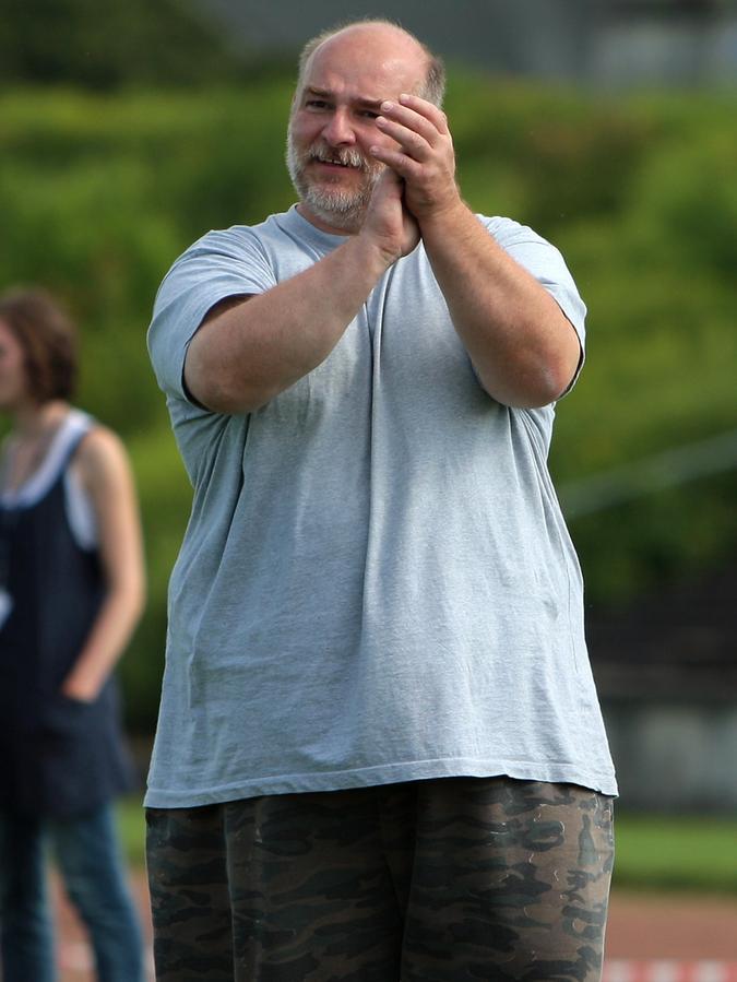 Einen Football hatte Alexander Schweiger (58) zum ersten Mal in den 70ern in der Hand. Beim Spielen mit amerikanischen Soldaten verletzte er sich schwer am Knie. 2004 kam er mit seinem Sohn zu den Nürnberg Buffalos, die sich später den Rams anschlossen. Schweiger war das Gesicht des Vereins, kürzlich hat er sich als Präsident zurückgezogen – und wurde zum Altpräsidenten ernannt. Einen Football hatte Alexander Schweiger (58) zum ersten Mal in den 70ern in der Hand. Beim Spielen mit amerikanischen Soldaten verletzte er sich schwer am Knie. 2004 kam er mit seinem Sohn zu den Nürnberg Buffalos, die sich später den Rams anschlossen. Schweiger war das Gesicht des Vereins, kürzlich hat er sich als Präsident zurückgezogen – und wurde zum Altpräsidenten ernannt.
