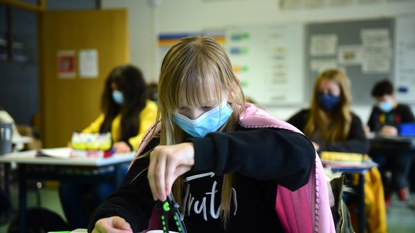Ab Mittwoch gilt in Bayern für alle Schüler ab der achten Klasse Wechselunterricht. Ausgenommen von der Regelung sind unmittelbare Abschlussklassen. In Grundschulen und Kitas läuft der Präsenzunterricht weiter. Auch an Förderschulen, Berufsoberschulen und Fachoberschulen soll der Präsenzunterricht beibehalten werden.