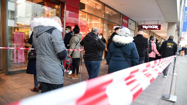 Geschäfte dürfen nur noch eine begrenzte Zahl an Kunden einlassen. Pro Kunde muss ein Laden mindestens 10, beziehungsweise 20 Quadratmeter Platz bieten. Die Einhaltung soll auch verstärkt kontrolliert werden.