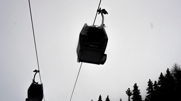 Die Grenzen zu den Nachbarländern sollen offen bleiben. Jedoch soll der "kleine Grenzverkehr" ausgesetzt werden. Das schließt Einkäufe und Tagesausflüge ins Ausland ein. Wer dennoch in ein anderes Land reist, für den gilt eine Test- und Quarantänepflicht. Berufspendler sind von dieser Regelung ausgenommen, ebenso soll der Besuch Verwandter ersten Grades weiterhin ohne Test- und Quarantänepflicht möglich sein.