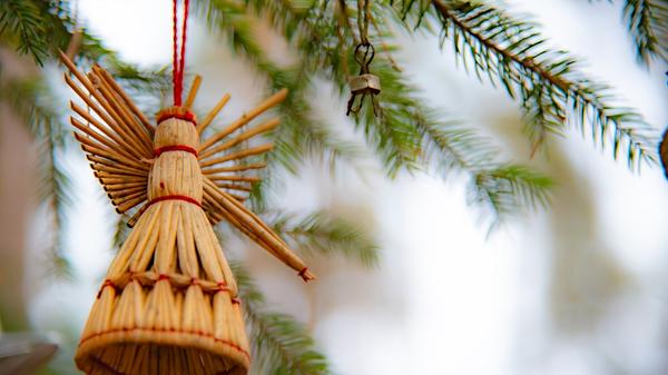 Die strengen Kontaktvorschriften werden über die Weihnachtstage gelockert. In der Zeit vom 23. bis zum 26. Dezember dürfen sich bis zu zehn Personen treffen, die Anzahl der Haushalte spielt dabei keine Rolle. Kinder und Jugendliche unter 14 Jahren werden dabei nicht mitgezählt.