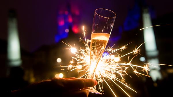 Die verschärften Maßnahmen gelten auch für Silvester - die Lockerungen sind damit in Bayern gekippt. Somit gilt ab dem 27. Dezember wieder die Fünf-Personen-Regel. Das bedeutet, dass die verschärfte Ausgangsbeschränkung auch an Silvester gilt. In Hotspot-Regionen gilt an Silvester ebenfalls eine nächtliche Ausgangssperre.