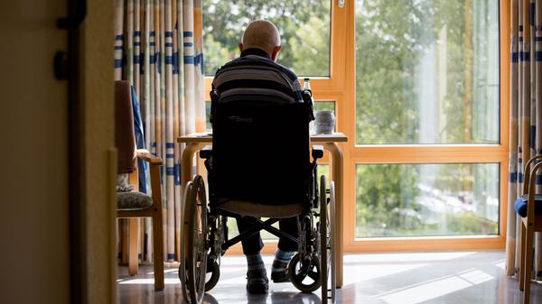 In Pflegeeinrichtungen ist pro Tag nur noch ein Besucher je Bewohner erlaubt. Die Besucher müssen sich jedoch zuvor getestet haben und eine FFP2 Maske tragen. Ähnliches gilt für das Personal: Auch die Angestellten im Pflegesektor müssen sich mindestens zwei mal pro Woche testen lassen und in den Einrichtungen FFP2 Masken tragen.