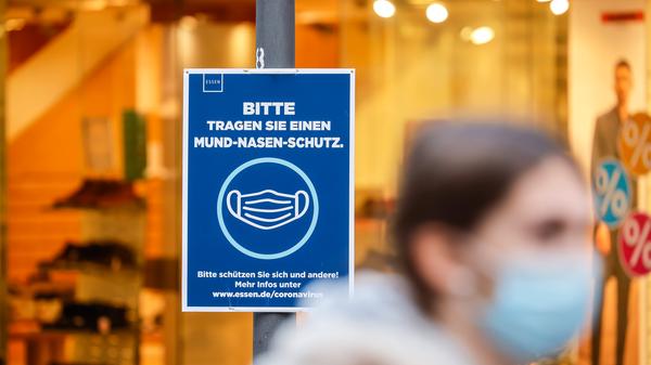 Ähnlich wie im Frühjahr gilt in Bayern eine allgemeine Ausgangsbeschränkung. Dies bedeutet, dass die eigene Wohnung nur mit triftigem Grund verlassen werden darf. Darunter fallen unter anderem Arztbesuche, Einkäufe und der Weg zur Arbeit. Auch Sport im Freien bleibt erlaubt. Bei privaten Treffen dürfen maximal fünf Personen aus zwei Haushalten zusammenkommen.