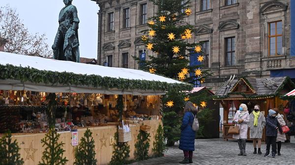 Erlanger Weihnachtszauber heißt in der Corona-Zeit der Ersatz für die beliebte Erlanger Waldweihnacht. Auf dem Schlossplatz stehen im Winter 2020 rund 20 Buden. Auch der Ehrenamtsstand ist wieder mit dabei.