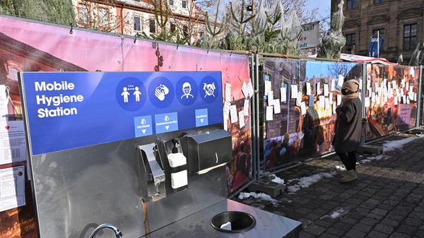 Erlanger Weihnachtszauber heißt in der Corona-Zeit der Ersatz für die beliebte Erlanger Waldweihnacht. Auf dem Schlossplatz stehen im Winter 2020 rund 20 Buden. Auch der Ehrenamtsstand ist wieder mit dabei.