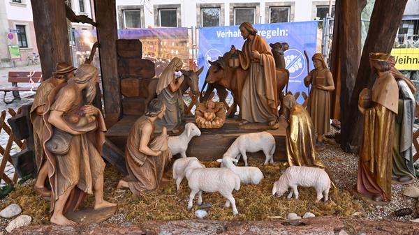 Erlanger Weihnachtszauber heißt in der Corona-Zeit der Ersatz für die beliebte Erlanger Waldweihnacht. Auf dem Schlossplatz stehen im Winter 2020 rund 20 Buden. Auch der Ehrenamtsstand ist wieder mit dabei.