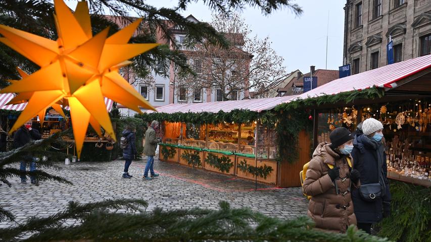 Erlanger Weihnachtszauber heißt in der Corona-Zeit der Ersatz für die beliebte Erlanger Waldweihnacht. Auf dem Schlossplatz stehen im Winter 2020 rund 20 Buden. Auch der Ehrenamtsstand ist wieder mit dabei.