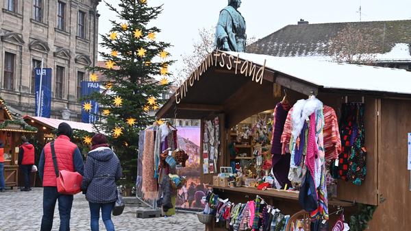 Erlanger Weihnachtszauber heißt in der Corona-Zeit der Ersatz für die beliebte Erlanger Waldweihnacht. Auf dem Schlossplatz stehen im Winter 2020 rund 20 Buden. Auch der Ehrenamtsstand ist wieder mit dabei.