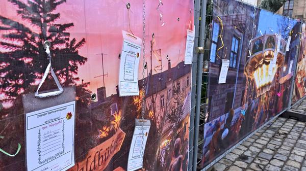 Erlanger Weihnachtszauber heißt in der Corona-Zeit der Ersatz für die beliebte Erlanger Waldweihnacht. Auf dem Schlossplatz stehen im Winter 2020 rund 20 Buden. Auch der Ehrenamtsstand ist wieder mit dabei.